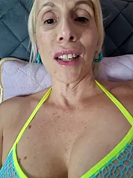 Snapshot of Ina_HotX chatting on 09.22.25 Ina HotX online show from 09.22.25