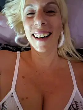 Snapshot of Ina_HotX chatting on 10.07.25 Ina HotX online show from 10.07.25