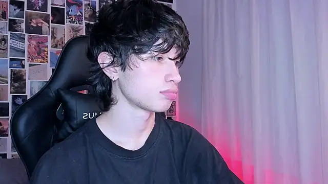 Snapshot of liamelf chatting on 02.25.25 liamelf online show from 02.25.25