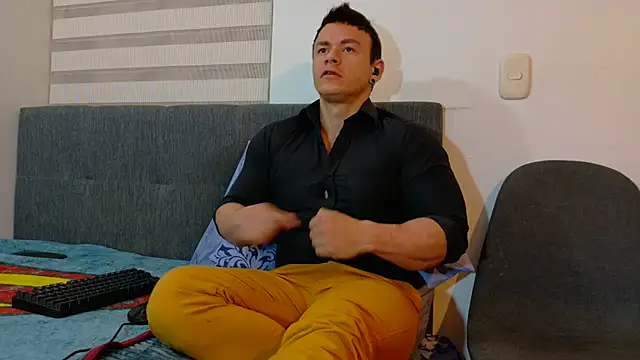 Snapshot of MarksMuscle chatting on 10.19.25 MarksMuscle online show from 10.19.25