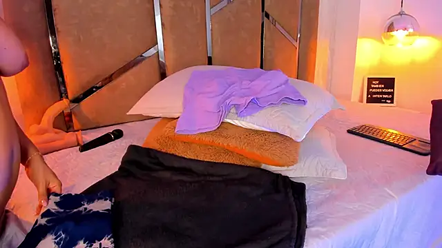 Martinaa Jones  online show from 03.03.25