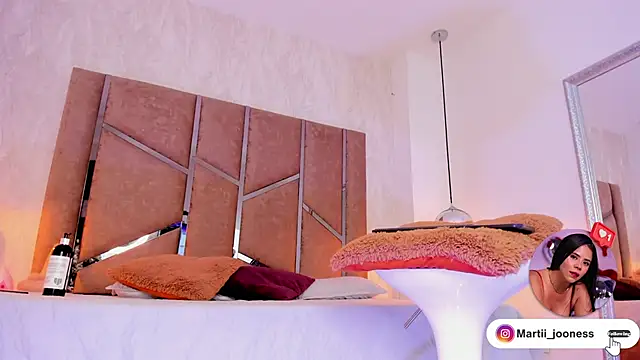 Martinaa Jones  online show from 03.10.25