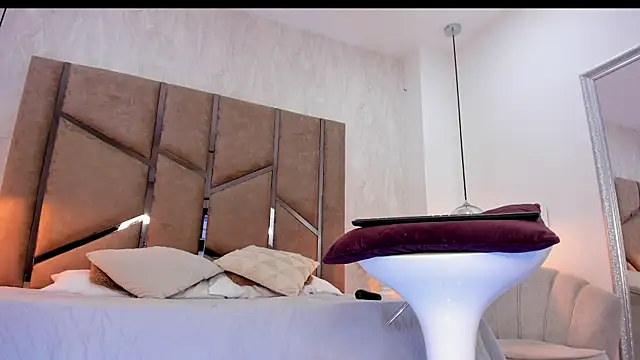 Martinaa Jones  online show from 09.18.25