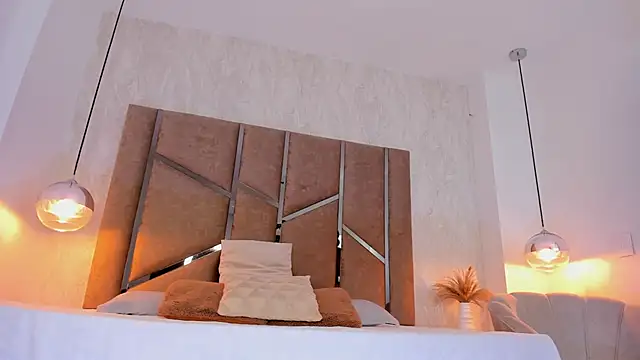 Martinaa Jones  online show from 10.08.25