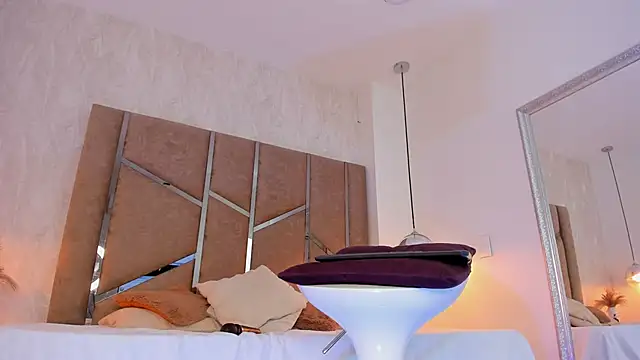 Martinaa Jones  online show from 10.14.25