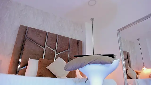 Martinaa Jones  online show from 03.15.26