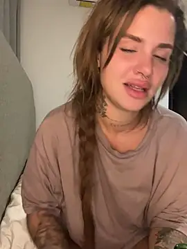 EmiliaCatalina online show from 01.05.25