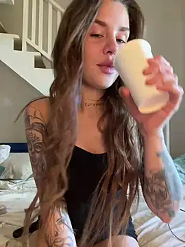 EmiliaCatalina online show from 03.11.25