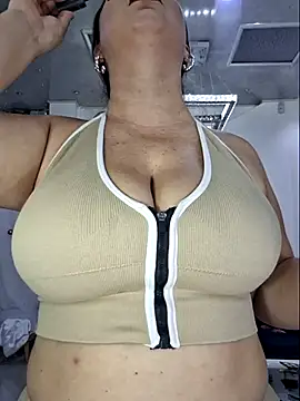 Snapshot of laura_bassi chatting on 11.21.25 laura bassi online show from 11.21.25