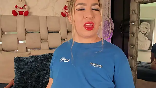 Snapshot of laura_bassi chatting on 11.30.25 laura bassi online show from 11.30.25