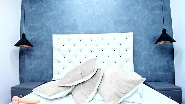 NICOLSKINNY1 online show from 10.08.25