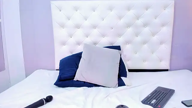 NICOLSKINNY1 online show from 10.24.25