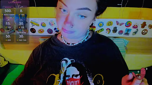 Snapshot of EllieOz chatting on 10.23.25 EllieOz online show from 10.23.25