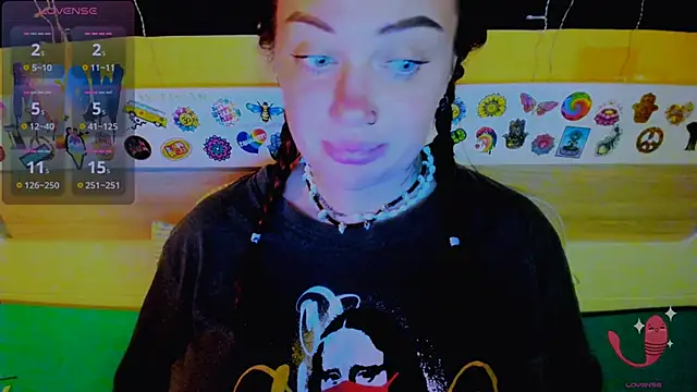 Snapshot of EllieOz chatting on 10.25.25 EllieOz online show from 10.25.25