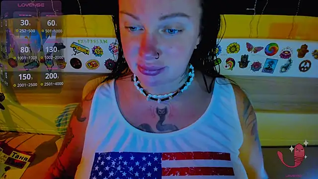 Snapshot of EllieOz chatting on 10.30.25 EllieOz online show from 10.30.25