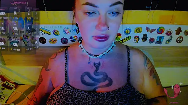 Snapshot of EllieOz chatting on 11.05.25 EllieOz online show from 11.05.25