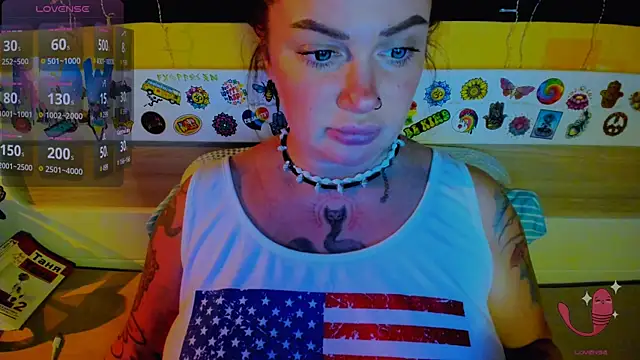 Snapshot of EllieOz chatting on 11.07.25 EllieOz online show from 11.07.25