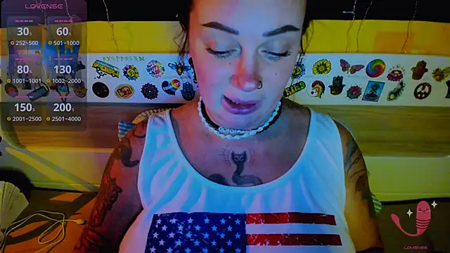 Snapshot of EllieOz chatting on 11.18.25 EllieOz online show from 11.18.25