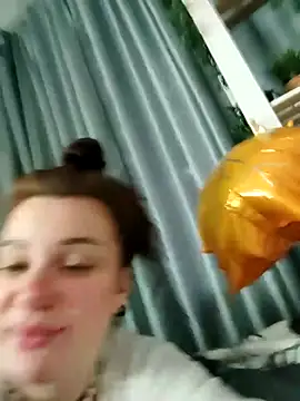 Snapshot of EllieOz chatting on 11.19.25 EllieOz online show from 11.19.25