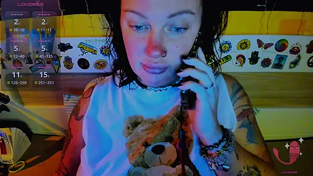 Snapshot of EllieOz chatting on 11.20.25 EllieOz online show from 11.20.25