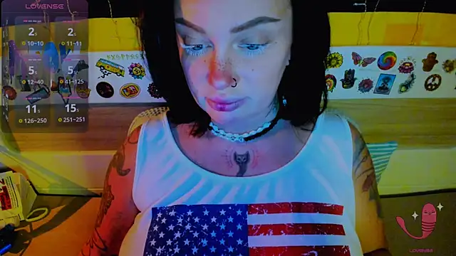 Snapshot of EllieOz chatting on 11.22.25 EllieOz online show from 11.22.25