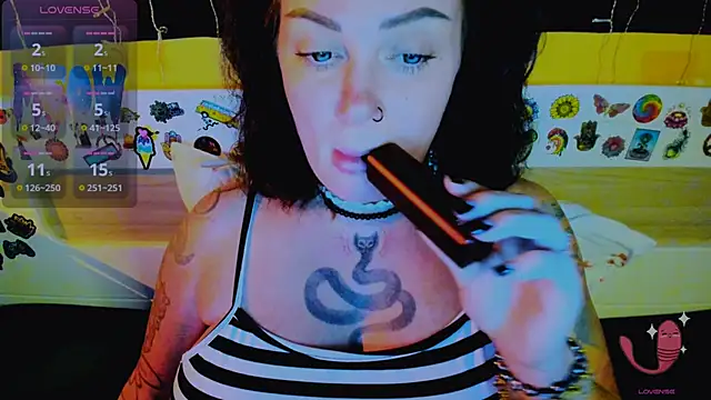 Snapshot of EllieOz chatting on 11.25.25 EllieOz online show from 11.25.25