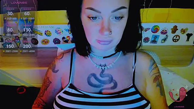 Snapshot of EllieOz chatting on 11.26.25 EllieOz online show from 11.26.25