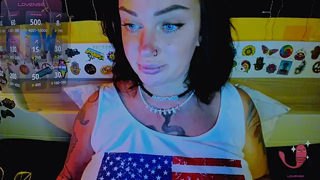 Snapshot of EllieOz chatting on 11.28.25 EllieOz online show from 11.28.25