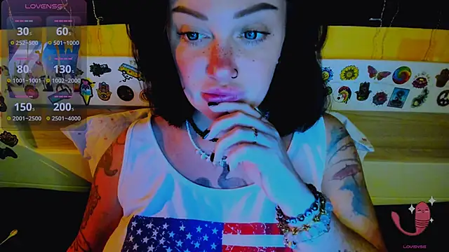 Snapshot of EllieOz chatting on 11.29.25 EllieOz online show from 11.29.25