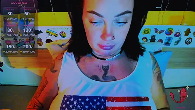 Snapshot of EllieOz chatting on 12.05.25 EllieOz online show from 12.05.25