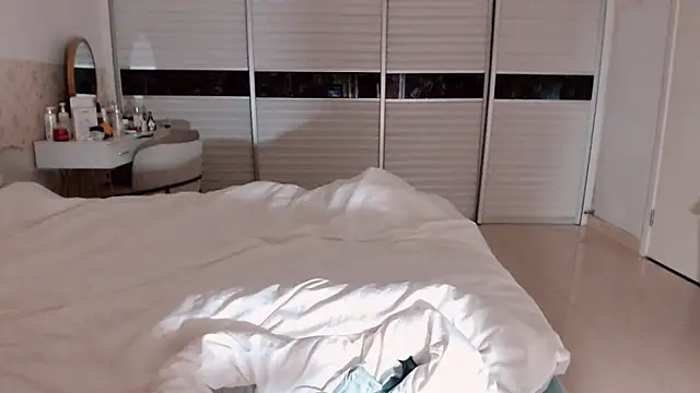 -Lucky Girl online show from 10.14.25