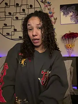 Snapshot of _Neeka_ chatting on 01.04.25 Neeka online show from 01.04.25