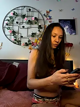 Snapshot of _Neeka_ chatting on 11.12.25 Neeka online show from 11.12.25