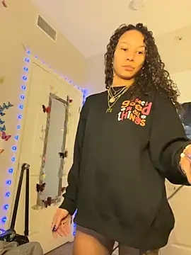 Snapshot of _Neeka_ chatting on 11.20.25 Neeka online show from 11.20.25