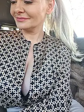 Snapshot of GjuliaX chatting on 11.19.25 GjuliaX online show from 11.19.25