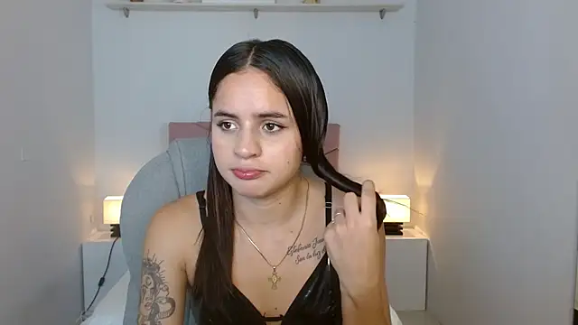 Snapshot of heidy_hoiss chatting on 12.20.24 heidy hoiss online show from 12.20.24