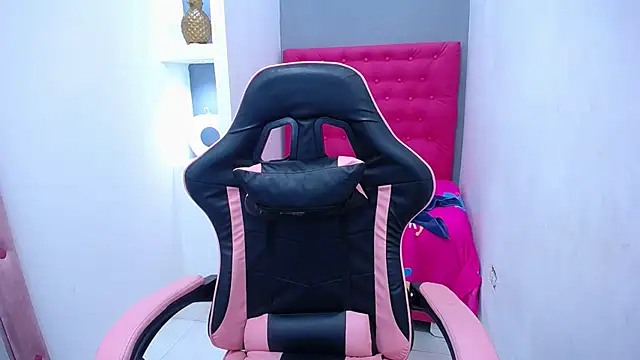 Snapshot of KatrinaQueen1 chatting on 01.12.26 KatrinaQueen1 online show from 01.12.26