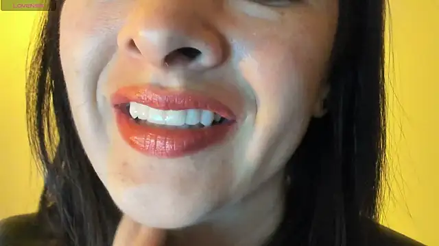 Snapshot of queen_fetish chatting on 10.23.25 queen fetish online show from 10.23.25