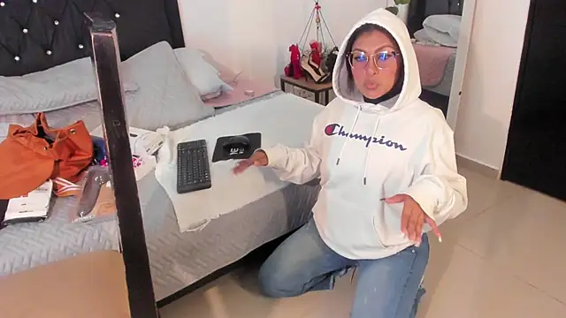 evelynjohnsoon online show from 03.06.25