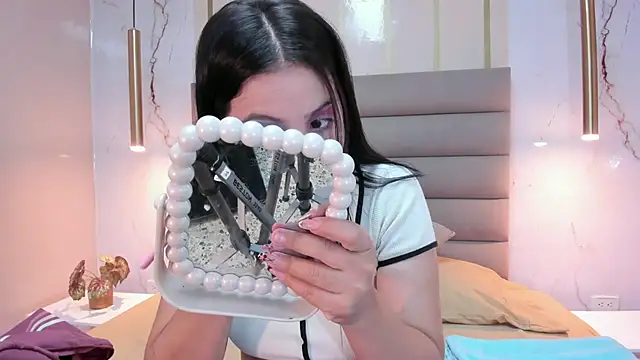 Snapshot of AnneDixie chatting on 10.18.25 AnneDixie online show from 10.18.25