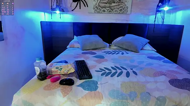 Snapshot of AnneDixie chatting on 11.04.25 AnneDixie online show from 11.04.25