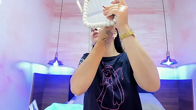 Snapshot of AnneDixie chatting on 11.21.25 AnneDixie online show from 11.21.25