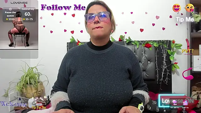 Snapshot of hazel_34 chatting on 11.01.25 hazel 34 online show from 11.01.25