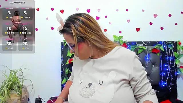 Snapshot of hazel_34 chatting on 11.12.25 hazel 34 online show from 11.12.25