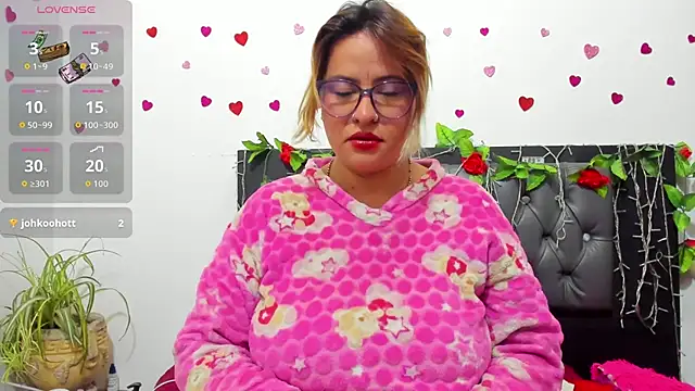 Snapshot of hazel_34 chatting on 11.17.25 hazel 34 online show from 11.17.25