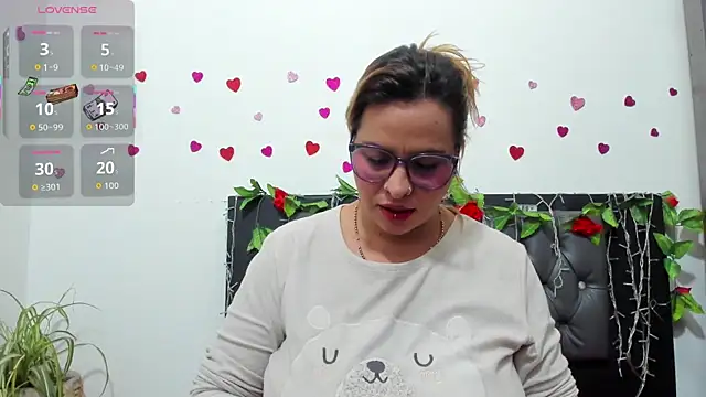 Snapshot of hazel_34 chatting on 11.21.25 hazel 34 online show from 11.21.25