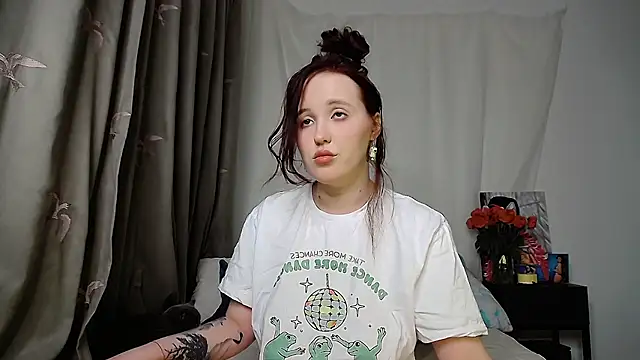 Snapshot of IrinaArt chatting on 03.22.25 IrinaArt online show from 03.22.25