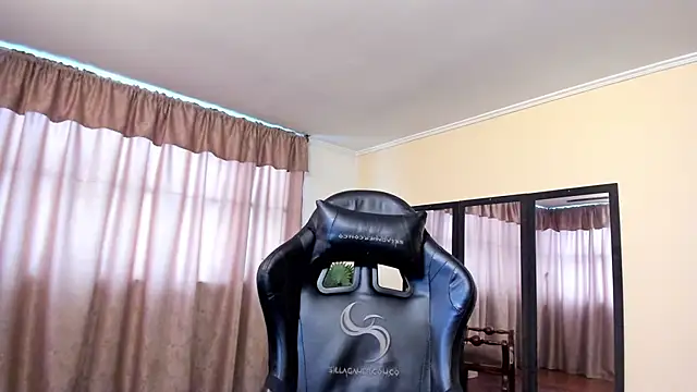 Snapshot of maylin_yung chatting on 11.17.25 maylin yung online show from 11.17.25