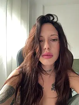 Snapshot of BellaGiaxx chatting on 11.17.25 BellaGiaxx online show from 11.17.25