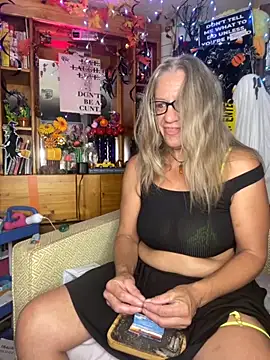 TrenaAnne online show from 09.18.25